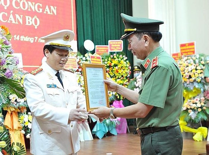 Vừa qua (14/7), tại Công an tỉnh Đắk Nông, Bộ Công an tổ chức Lễ công bố quyết định của Bộ trưởng Bộ Công an về công tác cán bộ. Thừa ủy quyền, Trung tướng Trần Quốc Tỏ, Ủy viên Trung ương Đảng, Thứ trưởng Bộ Công an tới dự và trao quyết định. (Thứ trưởng Trần Quốc Tỏ trao quyết định cho đại tá Bùi Quang Thanh)