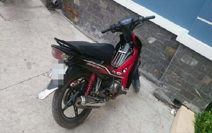Cùng thời điểm trên, ngoài việc truy tìm đối tượng thuê ông N chở đi chiều 4/10, Công an Hải Phòng cũng tích cực rà soát, truy lùng chiếc xe máy và điện thoại di động của nạn nhân được xác định đã mất sau khi tử vong. Tin báo cho biết, khoảng hơn 10h sáng 5/10, một thanh niên đi chiếc xe máy giống với xe của nạn nhân N đến cửa hàng xe máy tại ngã ba Trịnh Xá (xã Thiên Hương, huyện Thủy Nguyên, Hải Phòng). Người thanh niên này muốn cầm cố chiếc xe lấy 6 triệu đồng, tuy nhiên sau đó lại muốn bán "đứt" với giá 7 triệu. Sau một hồi "thương thảo", hai bên chấp nhận mua bán với giá 6 triệu 500 nghìn đồng.(Ảnh minh họa, nguồn internet)