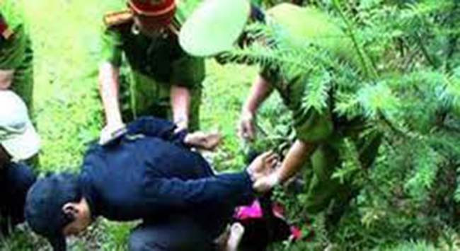 Thất nghiệp, Khánh cắt liên lạc với gia đình, bỏ đi sống lang thang. Vào thời điểm công an tới nhà, Khánh cũng không có mặt tại đây. Các tổ trinh sát tỏa đi rà soát tất cả những địa điểm mà Khánh có thể lui tới, cuối cùng phát hiện nghi phạm đang ở quê ngoại tại xã Thụy Hương (huyện Kiến Thụy). Khi các mũi trinh sát siết vòng vây, dường như đánh hơi thấy sự "nguy hiểm", Khánh đã nhanh chân lẩn trốn. Tổ công tác của Công an Hải Phòng đã quyết định rút lui khỏi địa điểm vây bắt rồi mật phục, chờ đợi Khánh mất cảnh giác. Đúng như dự đoán, thấy công an rút, Khánh chui ra khỏi nơi ẩn ấp. Chưa kịp định thần, anh ta đã bị nhóm phục kích của Công an Hải Phòng quật ngã, khóa tay. (Ảnh minh họa, nguồn internet)