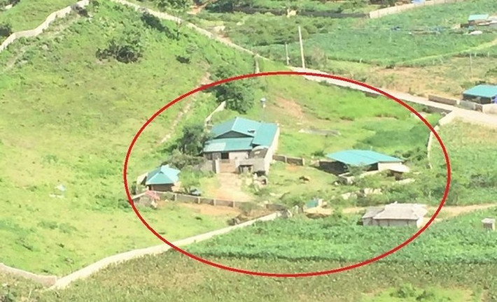 Hai đối tượng này đã tạo dựng uy tín “anh chị” trong giới mua bán ma túy và thâu tóm vai trò cầm đầu, là đối tượng chính mua bán ma túy từ nước ngoài... Tuân và Thuận đều có chung âm mưu, thủ đoạn tìm vị trí hẻo lánh, “căn cứ” xây dựng thành địa điểm trú ngụ có nhiều tường rào, hầm trú ẩn… để lẩn trốn và chống đối khi bị cơ quan Công an bắt giữ. (Ảnh: VTC News)