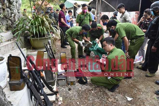 Cơ quan Cảnh sát điều tra kiểm đếm số tang vật tại nhà đối tượng Nguyễn Thanh Tuân. (Ảnh: CAND)