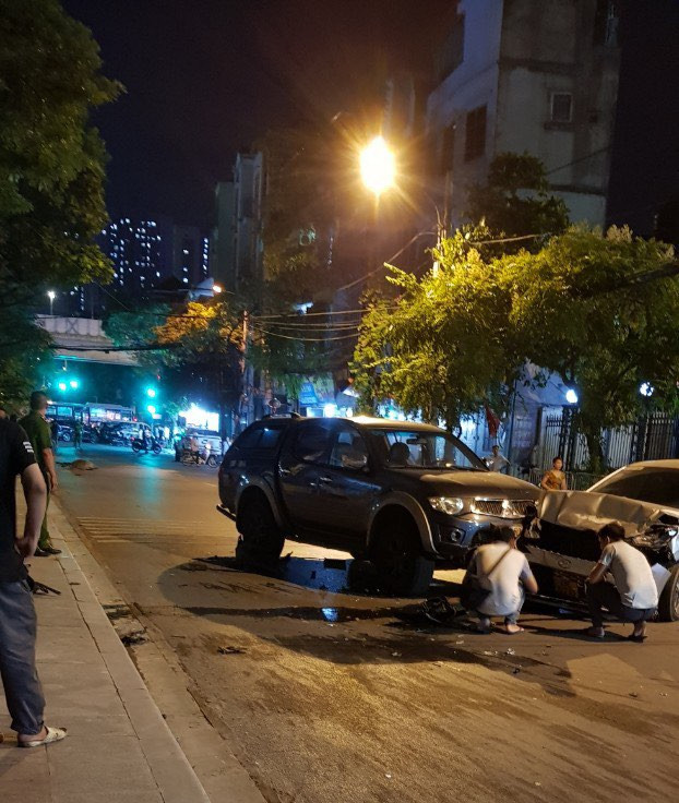Trước đó khoảng 20h45 ngày 28/7, vụ đâm xe liên hoàn xảy ra tại nút giao Quang Trung - Ngô Thì Nhậm, quận Hà Đông, Hà Nội. Nhân chứng cho hay va chạm xảy ra giữa 4 ôtô, gồm một xe Santa Fe, một xe biển đỏ, một taxi 5 chỗ, một xe bán tải. Các phương tiện này sau đó va vào nhiều xe máy. Tại hiện trường, nhiều xe máy hư hỏng, nằm giữa đường. Đầu xe Santa Fe tông vào thân xe biển đỏ. Chiếc bán tải tông nát xe taxi cách đó khoảng gần 200 mét.