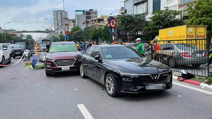 Thời điểm trên, ô tô BKS 36A-592.xx di chuyển trên đường Giải Phóng hướng về Ngọc Hồi xảy ra va chạm với ô tô BKS 30H-334.xx chạy cùng chiều. Đúng lúc này, xe máy BKS 29D2-072.xx do anh L.H. (SN 1969, trú tại Đống Đa) từ phía sau tông trúng đuôi ô tô BKS 36A-592.xx