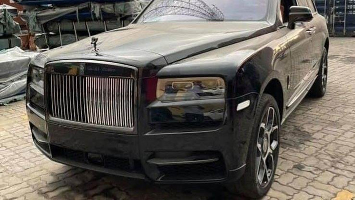 Đây cũng là mẫu xe được các đại gia Việt đặc biệt ưa chuộng, có giá bán trên thị trường khoảng 40 tỷ đồng. Để có thể thông quan xe này tại Việt Nam, bên nhận phải nộp thuế nhập khẩu 80% của giá khai báo 300.000 USD (với ô tô dung tích xy lanh trên 6 lít); thuế tiêu thụ đặc biệt 150% tính trên giá xe cộng với thuế nhập khẩu; thuế VAT 3,37 tỷ đồng (tính trên giá trị xe là 33,75 tỷ đồng sau khi đã nộp thuế nhập khẩu và tiêu thụ đặc biệt). Như vậy, nếu tính trên giá khai báo 300.000 USD, bên nhận phải nộp gần 30 tỷ đồng các loại thuế.