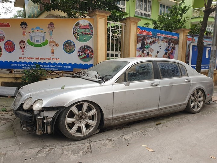 Cùng vào thời điểm này báo chí cũng phản ánh, người dân tại khu đô thị Mỹ Đình 1 (phường Cầu Diễn, quận Nam Từ Liêm, Hà Nội) cho biết, khoảng 5 năm nay có một chiếc Bentley Continental – siêu xe có giá gần 20 tỷ đồng khi mới ra mắt, nằm mục nát trên vỉa hè.