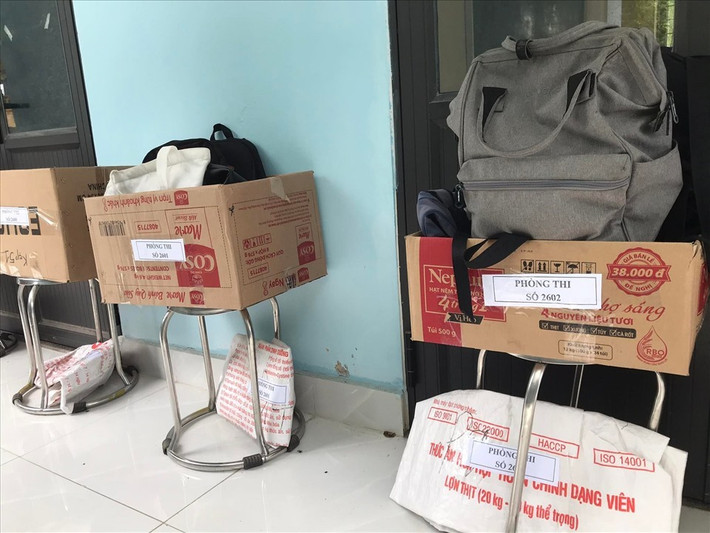 Trong đó, cán bộ coi thi cần quan sát kỹ biểu hiện tâm lý không bình thường của thí sinh. Vì áp lực tâm lý, thí sinh luôn thụ động, từ đó phát sinh biểu hiện khác bình thường, như lo lắng, hồi hộp, mất tự nhiên. Khi nhận đề, thí sinh có biểu hiện như lẩm nhẩm đọc đề để máy thu; quá trình làm bài không tập trung, thể hiện ở việc trông chờ thông tin từ ngoài đưa vào… Ngoài ra, từ năm 2022, quy chế thi yêu cầu đồ vật, cặp sách của thí sinh phải để cách phòng thi 25m, theo Thượng tá Thái, đây cũng là một cách hiệu quả để ngăn ngừa gian lận bằng các thiết bị công nghệ cao. (Ảnh minh họa)