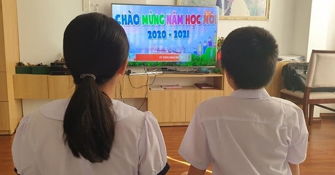 Mặc dù lễ khai giảng năm học 2021 - 2022 bất bình thường so với các năm vì ảnh hưởng dịch COVID-19, song các em học sinh vẫn rất háo hức chào đón 1 năm học mới với hy vọng cả nước sớm thắng "giặc COVID-19" để cuộc sống bình thường trở lại. (Ảnh: Facebook Cao Mạnh Tuấn)