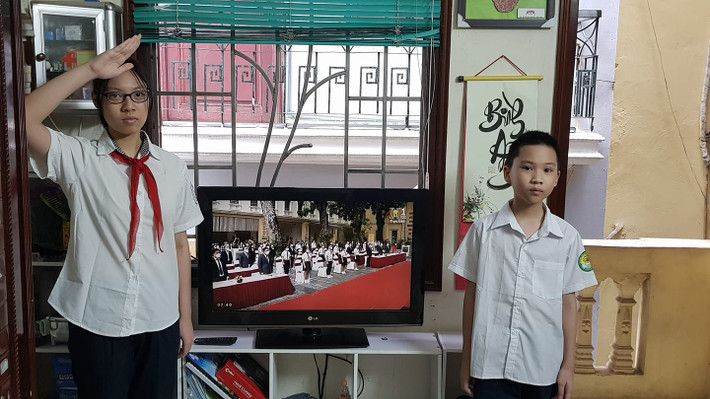 Với các em học sinh và phụ huynh, đây có thể coi là buổi lễ khai giảng lịch sử, đặc biệt nhất từ trước đến nay. (Ảnh: Facebook Ngo Thanh Huyen)
