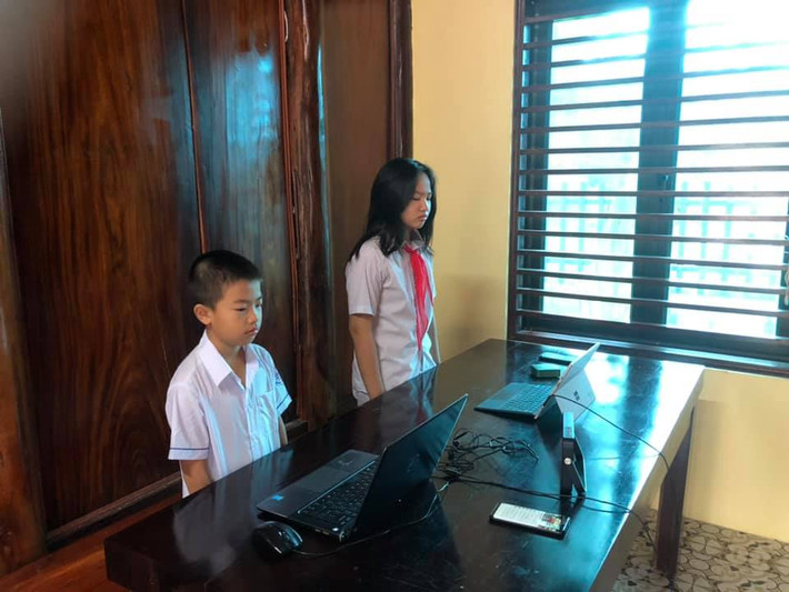 Anh Đào Thanh Tuy chia sẻ: "Các cháu háo hức dâỵ từ 5h sáng để chuẩn bị đón lễ khai giảng. Vì dậy quá sớm nên mặt cháu nào cũng còn ngái ngủ, tuy nhiên, các cháu vẫn nghiêm chỉnh, chăm chú lắng nghe, theo dõi hết buổi lễ". (Ảnh: Đào Thanh Tuy)
