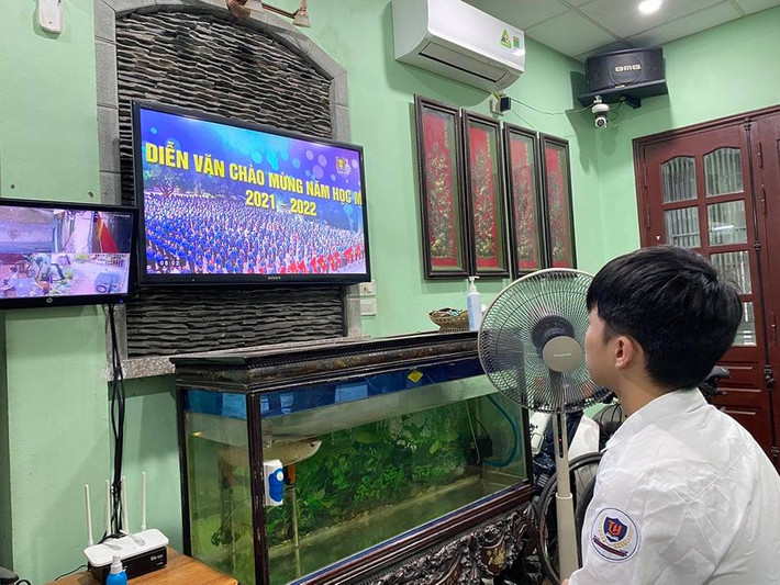 Buổi lễ khai giảng kéo dài khoảng 1 giờ đồng hồ nhưng đa phần các em học sinh đều chăm chú lắng nghe, tham dự từ đầu cho đến hết chương trình.