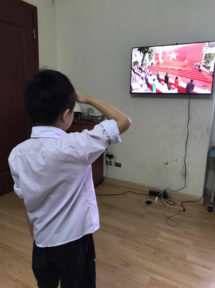 Các em học sinh tự giác thực hiện nghi thức theo diễn tiến được truyền hình trực tiếp.