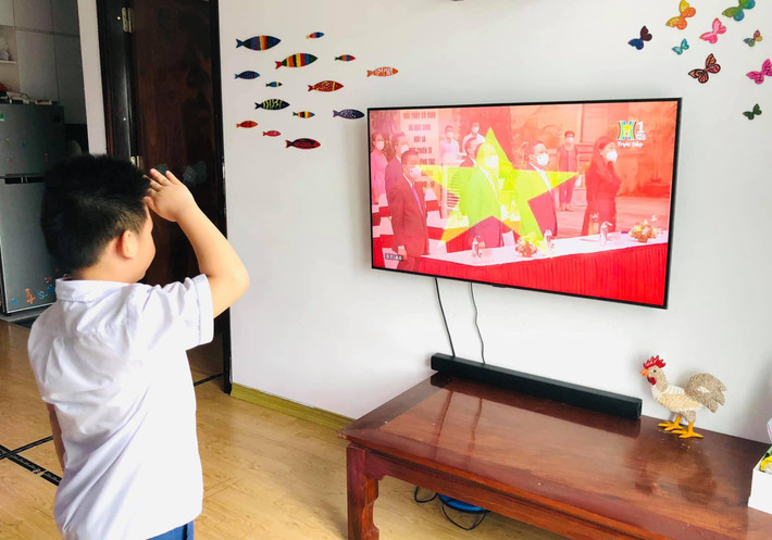 Mặc dù là lễ khai giảng trực tuyến nhưng các học sinh, giáo viên và phụ huynh dậy từ sớm mặc quần áo chỉnh tề và thực hiện đầy đủ các nghi thức khai giảng.