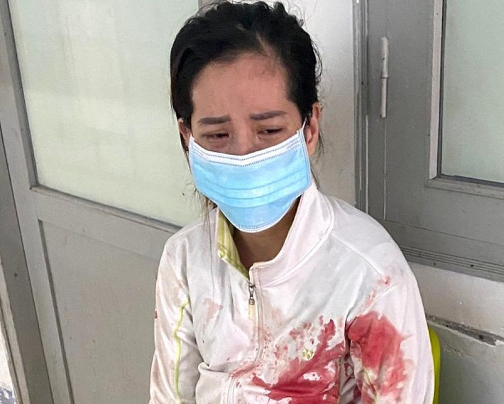 Một phụ nữ đâm chết chồng hờ trong khu phong tỏa: Tôn Thị Ngọc Ngà (SN 1990) và Phạm Quốc V. (SN 1997, đều ở Kiên Giang) đến thuê trọ sống chung với nhau như vợ chồng gần 2 năm nay tại phòng trọ ở thị xã La Gi, tỉnh Bình Thuận. Ngày 3/9, sau khi xảy ra cãi vã, V. đập phá đồ đạc trong phòng nên Ngà lấy con dao đâm trúng ngực khiến anh V. tử vong.
