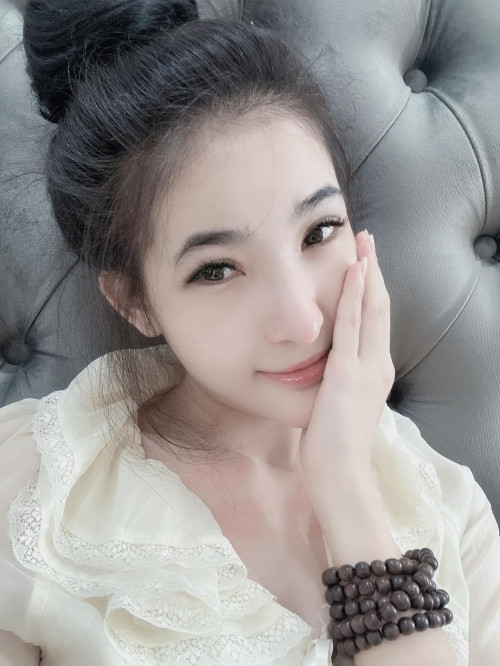 Ngoài phân phối ma túy cho anh em Phan Minh Trung - Phan Minh Hiếu, Lâm Thành Trung còn bỏ mối ma túy cho nhiều đại lý khác như Nguyễn Lưu Đức Hòa và Mai Lê Chí Hiếu. Bé Vi là người giúp ông trùm thu tiền từ các đối tượng buôn bán ma túy. Do nguồn cung từ Camphuchia dồi dào nên Trung chỉ làm lớn. Mỗi lần giao "hàng" đều từ vài kg đến cả chục cân. Tiền bạc kiếm dễ, Trung chu cấp cho người yêu khiến Bé Vi thường xuyên cập nhật những hình ảnh sang chảnh, lối sống hưởng thụ trên trang facebook cá nhân.