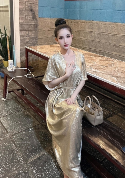 Nguyễn Bé Vi vốn được đánh giá có khuôn mặt ưa nhìn cùng với gu thời trang nóng bỏng. Cô gái này cũng là cái tên "hot" trong giới DJ và thường được book show biểu diễn ở nhiều quán bar. Khi cặp kè với Lâm Thành Trung, cuộc sống khá giả đã giúp Bé Vi trở nên "nổi tiếng" hơn trên mạng xã hội. Riêng trang Tiktok của Bé Vi đã có 220 ngàn người theo dõi và khoảng 2,1 triệu lượt like. Từ một cô gái có tương lai tươi sáng, Bé Vi đã tự đưa mình vào con đường phạm tội để rồi sẽ phải trả giá trước pháp luật.
