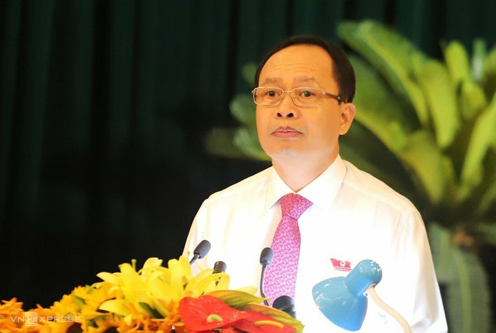 Cho chủ trương phê duyệt và thực hiện các dự án đầu tư công thuộc đề án Thành phố thông minh; trong quản lý, sử dụng đất và thực hiện dự án Hạc Thành Tower; trong công tác cán bộ; trong lãnh đạo công tác kê khai, công khai tài sản, thu nhập. Thiếu trách nhiệm, buông lỏng lãnh đạo, chỉ đạo, thiếu kiểm tra, giám sát để Đảng đoàn HĐND tỉnh, Ban cán sự đảng UBND tỉnh và nhiều tổ chức, cá nhân vi phạm quy định của Đảng, pháp luật của Nhà nước. (Ảnh ông Trịnh Văn Chiến)