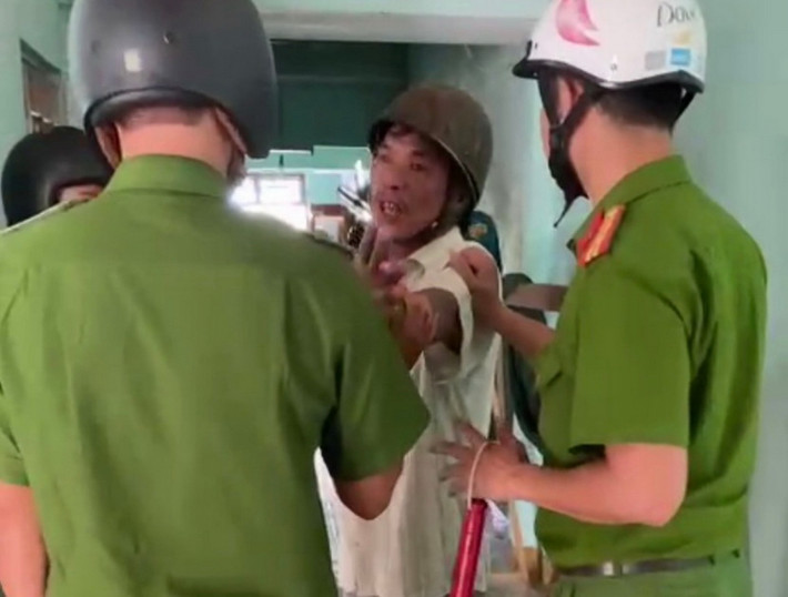 Chồng chém vợ đang ly thân chỉ vì… không nghe điện thoại: Cay cú vì người vợ đang ly thân nhiều lần không muốn nghe điện thoại, Lương Quang Hoàng (SN 1973, trú huyện Phú Hòa, Phú Yên) đi uống rượu rồi về nhà lấy rựa, đi xe máy từ quê xuống phố lùng tìm vợ là bà Nguyễn Thị Hường (SN 1972) đang bán vé số để chém khiến nạn nhân bị thương nặng. Ngày 7/6, Công an tỉnh Phú Yên cho biết đã khởi tố, bắt tạm giam Hoàng.