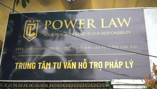 Qua thâm nhập điều tra, Công an quận 12 nghi vấn công ty này nhắc nợ sai pháp luật. Cụ thể, họ mua lại hợp đồng nợ xấu của ngân hàng, công ty tài chính và các app trên không gian mạng, sau đó giao cho nhân viên thực hiện thu hồi nợ.