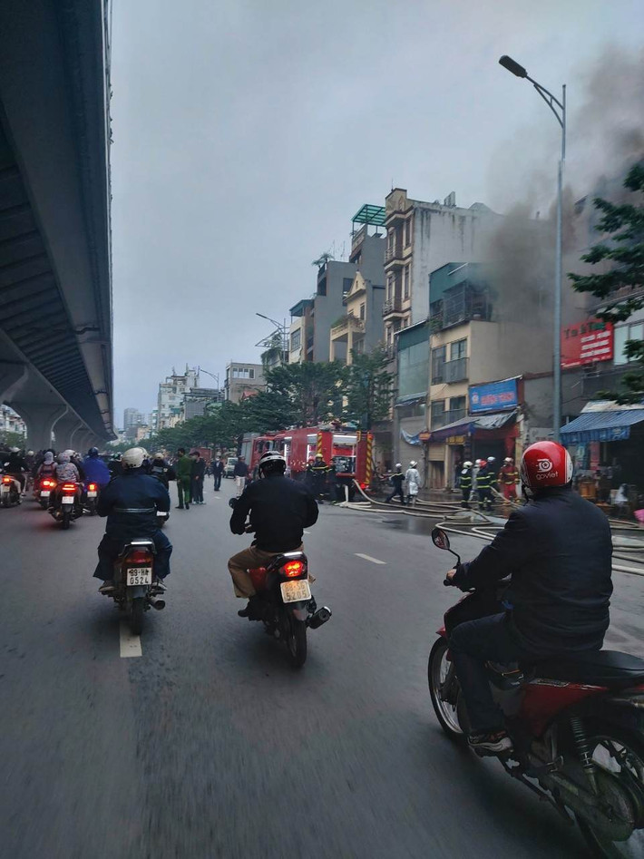 Nhận được tin báo, lực lượng PCCC và CNCH, Công an thành phố Hà Nội đã xuất 1 xe chữa cháy, 1 xe cứu hộ, xin chi viện 2 xe chữa cháy, 1 xe tec của Công an quân Hoàng Mai, Hà Nội, 1 xe chữa cháy, 1 xe thang của Công an quận Hoàn Kiếm, Hà Nội phối hợp với Công an phường Minh Khai, UBND phường Minh Khai tổ chức chữa cháy.