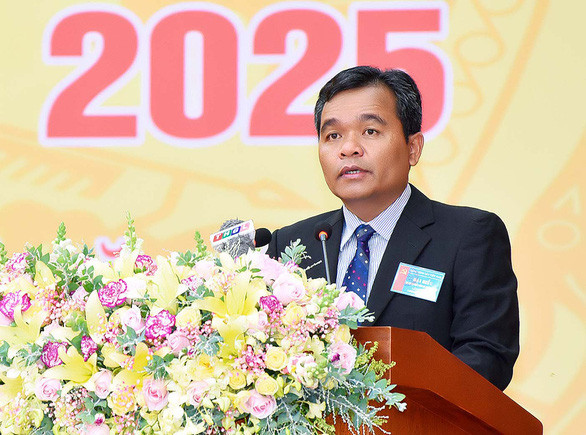 Ông Hồ Văn Niên ( SN 1975, quê Gia Lai) tái đắc cử bí thư tỉnh ủy Gia Lai ngày 29/9. Ông Hồ Văn Niên (có trình độ cử nhân luật, cao cấp lý luận chính trị), trước khi trở thành bí thư Tỉnh ủy Gia Lai đã từng kinh qua các chức vụ: bí thư Huyện ủy Đak Pơ, trưởng ban Nội chính Tỉnh ủy, phó bí thư thường trực Tỉnh ủy. Ông Niên cũng được bầu làm trưởng đoàn đại biểu Quốc hội tỉnh (từ tháng 5/2016) và là ủy viên Hội đồng Dân tộc của Quốc hội.