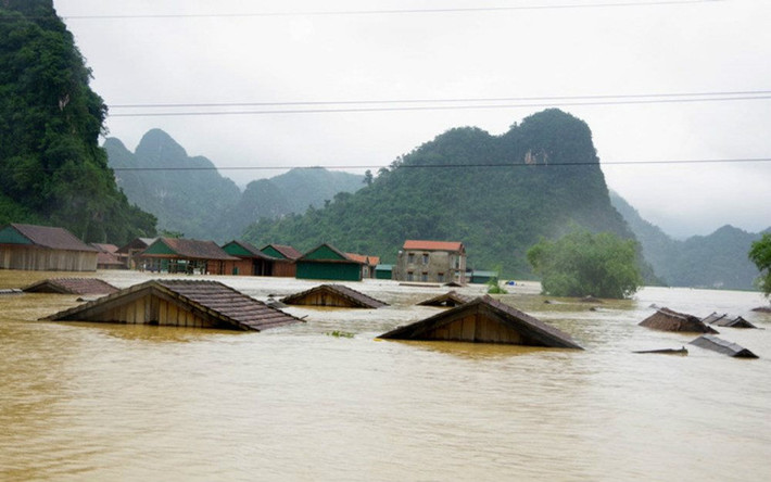 Hiện mưa lũ đang hoành hành tại miền Trung. Từ Quảng Trị, Thừa Thiên-Huế tới Quảng Nam, khắp nơi chìm trong lũ lụt. Năm nay, Quảng Trị gánh chịu hậu quả nặng nề do lũ lụt gây ra. Lũ lụt lịch sử chưa từng có bao trùm tỉnh này. Nhiều nơi chìm trong nước lũ, thiệt hại rất nặng nề về người và tài sản.