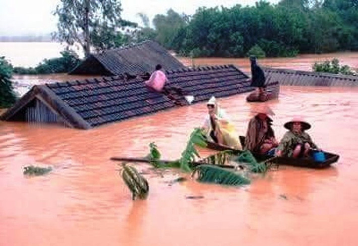 Tính đến thời điểm chiều 16/10, trên địa bàn huyện Hương Sơn đã có ít nhất 6 người chết do lũ cuốn trôi, trong đó có 2 em học sinh, hàng trăm nhà dân ngập chìm trong biển nước. Có 4 người đang bị mắc kẹt trong vùng lũ, phải trèo lên ngọn cây. Mưa lớn kèm lốc xoáy còn làm 2 người chết ở xã Quảng Sơn, huyện Quảng Trạch, tỉnh Quảng Bình.