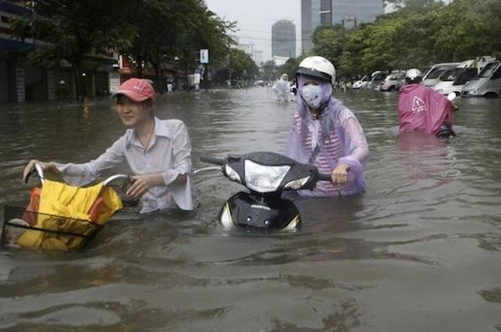 Trận ngập lịch sử tại Hà Nội năm 2008: Năm 2008, người dân Hà nội được phen “hoảng hồn” khi đường phố, nhà cửa ngập chìm trong biển nước. Chưa bao giờ người dân thủ đô phải khốn khổ khi “sống chung với lũ”.