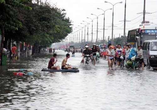 Thiệt hại do trận lụt gây ra là rất lớn, tại Hà Nội đã có 17 người thiệt mạng, tuyến đê sông Hồng bị sạt mái, gần 13.000 hộ dân ven đê ngập nhà cửa, các hồ chứa bị tràn nước. Tổng thiệt hại ước tính ít nhất là 3.000 tỷ đồng.