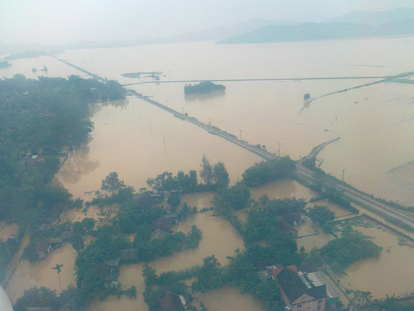 Năm 2010, Hà Tĩnh hứng trọn trận lũ lớn nhất lịch sử 100 năm: Chiều 16/10/2010, một trận mưa xối xả trút xuống địa bàn tỉnh trong nhiều giờ liền, cộng với ảnh hưởng của việc xả lũ hồ Kẻ Gỗ khiến hầu hết các tuyến giao thông ngập sâu trong nước. Mưa lũ kéo về khiến người dân trở tay không kịp.