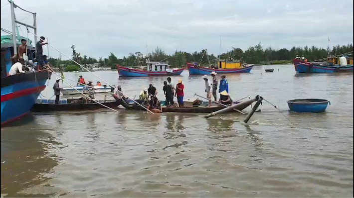 4. Tìm thấy thi thể 2 cha con trong tàu cá bị chìm ở Quảng Nam: Chiều 14/10, UBND xã Tam Hải, huyện Núi Thành, tỉnh Quảng Nam xác nhận, đã tìm thấy thi thể 2 cha con mất tích trong vụ chìm tàu ở địa phương. Trước đó, sáng 11/10, tàu QNa 90499 TS bị chìm khi đang neo đậu trên sông khiến 2 cha con ông D. và em Đ. cùng trú xã Tam Hải mất tích.