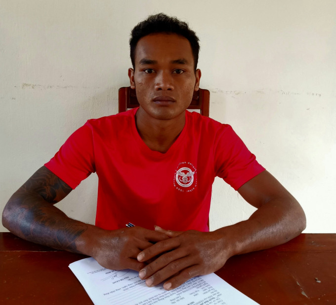 2. Nam thanh niên lao vào nhà dân chém nhầm bé gái: Ngày 14/10, Công an huyện Đam Rông, tỉnh Lâm Đồng đã bắt tạm giam Sruk K’Thi (26 tuổi; trú xã Liêng S’Rônh) để điều tra về tội cố ý gây thương tích. Do có mâu thuẫn từ trước, Sruk K’Thi thấy các Công an viên đang ngồi uống nước trong nhà ông N.V.H. (trú tại xã Đạ Rsal). Các đối tượng lao vào nhà và dùng dao chém nhầm vào cháu N.T.M.D. (12 tuổi- là con ông H) gây thương tích 6%.