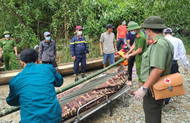 Chiều nay (14/10), một thi thể nạn nhân được đưa ra ngoài. Thi thể ban đầu được xã định là của nạn nhân tên Nghĩa (quê Thanh Hóa), phụ trách bộ phận cẩu tháp của công trình, sẽ được đưa về bệnh viện đa khoa Bình Điền (Hương Trà) để cơ quan pháp y thực hiện các thủ tục theo quy định. (Ảnh: Nhịp Sống Trẻ).