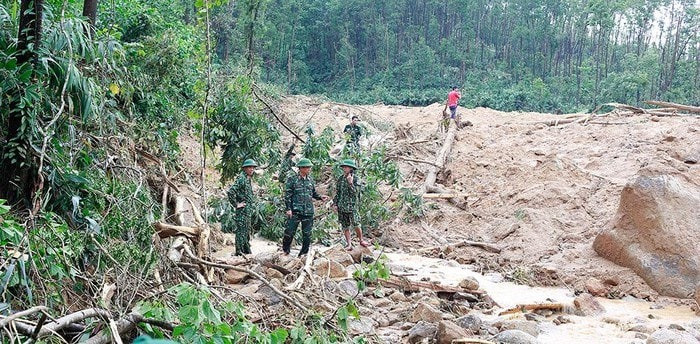 Tất cả đã bị san phẳng, một đống sạt lở khổng lồ. (Ảnh: Facebook Dương Phong).