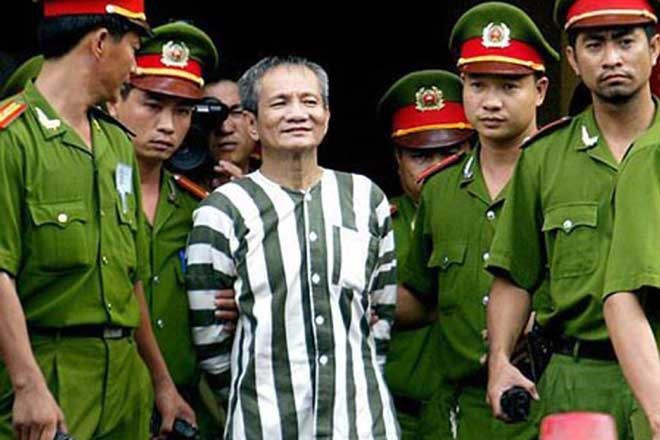 Thế lực phía sau "ông trùm" Năm Cam: Tháng 5/2002, Bộ Công an và Công an TP HCM đã đồng loạt triển khai bắt và khám xét nơi ở của 3 cán bộ công an là thượng tá Dương Minh Ngọc - Nguyên Trưởng Phòng Cảnh sát Hình sự (CSHS), đại úy Võ Văn Tâm - Nguyên Đội trưởng Đội Chống cờ bạc - mại dâm thuộc Phòng CSHS, trung tá Lê Minh Hùng - Nguyên đội trưởng Đội CSHS Công an quận 8.