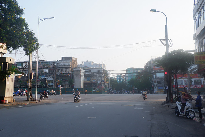 Theo ghi nhận của PV Báo Tri thức và Cuộc sống tại khu vực đường Trần Đại Nghĩa, lượng phương tiện lưu thông qua nơi đây vắng vẻ.
