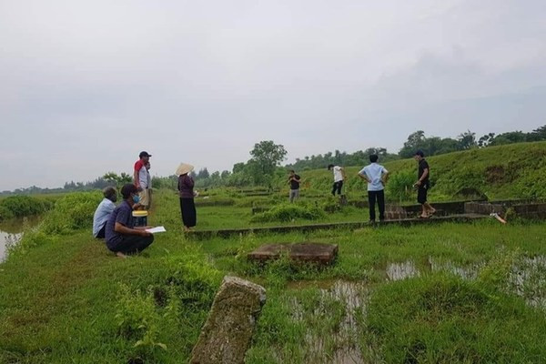 Hàng trăm ngôi mộ ở Thái Bình bị kẻ xấu khoan lỗ: Ngày 28/5, UBND huyện Tiền Hải, tỉnh Thái Bình cho biết, khoảng 5 ngày gần đây, người dân tại 2 xã Nam Hà, Nam Hải hoang mang, lo lắng và bức xúc khi phát hiện sự việc hàng trăm ngôi mộ người thân bị kẻ gian dùng vật nhọn khoan, dùi thủng một lỗ nhỏ hình tròn từ trên mặt các ngôi mộ... Người dân rất bức xúc, không biết tại sao kẻ gian lại làm như vậy và làm với mục đích gì?