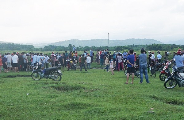 Rủ nhau ra sông tắm, 2 em học sinh bị đuối nước: Ngày 28/5, UBND xã Phú Phong, huyện Hương Khê, Hà Tĩnh cho biết, chiều 27/5, cháu P.D.M (học sinh lớp 6, trường THCS thị trấn Hương Khê) và T.T.B (học sinh lớp 3, trường Tiểu học thị trấn Hương Khê) cùng 2 cháu khác rủ nhau ra sông Tiêm (ở khu vực rào Cồn, xã Phú Phong, huyện Hương Khê) tắm. Trong lúc tắm, 2 cháu P.D.M. và T.T.B. không may trượt chân ra xa dòng nước sau đó đuối nước tử vong.