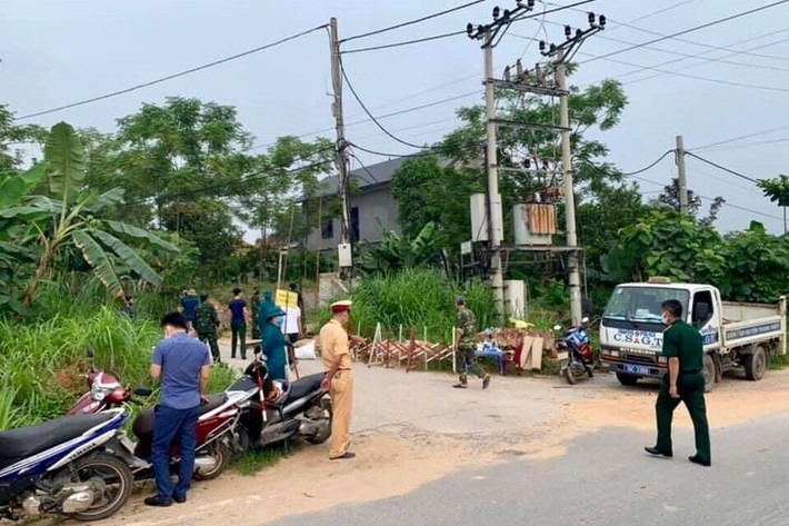 Đề nghị xử phạt cô gái ở Phú Thọ vì trốn cách ly y tế tại nhà: Ngày 20/5, Ban chỉ đạo phòng, chống dịch bệnh COVID-19 tỉnh Phú Thọ ra quyết định hết cách ly tập trung, chị N.T.V.A (SN 2002, trú tại xã Thạch Khoán, huyện Thanh Sơn) được UBND xã Thạch Khoán bố trí xe đón về Trạm y tế xã Thạch Khoán để làm thủ tục theo dõi sức khỏe và cách ly tại nhà. Nhưng trong thời gian này, chị A đã tự ý đi ra khỏi nơi cách ly. Qua đó, chị A. đang bị đề nghị xử phạt số tiền 7,5 triệu đồng vì hành vi này.