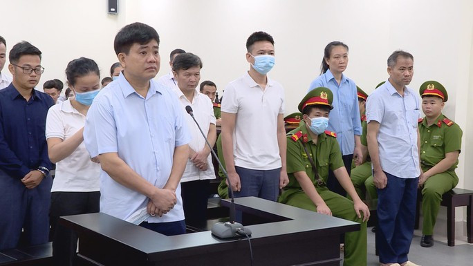 Ngày 28/8, TAND TP Hà Nội đã tuyên bị cáo Nguyễn Đức Chung, cựu Chủ tịch UBND TP Hà Nội 18 tháng tù về tội Lợi dụng chức vụ, quyền hạn trong khi thi hành công vụ. Cộng với 12 năm tù của 3 bản án trước đó, tổng hợp hình phạt đối với ông Chung là 13 năm 6 tháng tù. Theo đó, trong giai đoạn 2016 - 2019, với vai trò là Chủ tịch UBND TP Hà Nội, bị cáo Nguyễn Đức Chung đã lợi dụng chức vụ quyền hạn, can thiệp, chỉ đạo toàn diện, xuyên suốt công tác trồng cây trên địa bàn thành phố. 