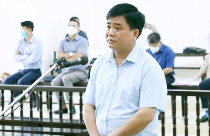 Công ty Arktic được thành lập, con trai ông Chung đã đứng tên 40% cổ phần. Quá trình hoạt động, việc chuyển nhượng qua lại vốn góp đều do vợ ông Chung chỉ đạo thực hiện, nhờ người đứng tên hộ. Việc phát sinh khâu trung gian mua bán lòng vòng theo chỉ đạo của ông Chung gây thiệt hại ngân sách hơn 36 tỷ đồng. Xét xử sơ thẩm, TAND TP Hà Nội tuyên phạt ông Chung 8 năm tù về tội lợi dụng chức vụ, quyền hạn trong khi thi hành công vụ. Sau đó, ông Chung kháng cáo, cho rằng mình bị oan. Quá trình xét xử phúc thẩm, ông Chung nhận trách nhiệm và nộp thêm 15 tỷ đồng để khắc phục hậu quả. TAND cấp cao tại Hà Nội đã giảm án từ 8 năm tù xuống còn 5 năm tù.