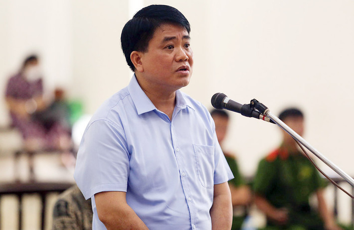 Cụ thể, ông Chung chỉ đạo Sở Xây dựng Hà Nội tạm dừng việc đấu thầu để chuyển qua đặt hàng trực tiếp từ Công ty Sinh Thái Xanh (Công ty do Bùi Văn Mận thành lập tháng 6/2016, người này có mối quan hệ thân thiết với ông Chung) thực hiện xây dựng, trồng cây tại Vườn ươm nút giao Đại lộ Thăng Long - Quốc lộ 21. Bên cạnh đó, theo chỉ đạo của ông Chung, từ năm 2016 - 2019, mặc dù việc trồng mới cây xanh trên địa bàn hoàn toàn đủ điều kiện đấu thầu, nhưng Ban Duy tu các công trình hạ tầng kỹ thuật đô thị không tổ chức đấu thầu mà lại đặt hàng Công ty TNHH MTV Công viên cây xanh Hà Nội (Công ty Cây xanh). Bị cáo Chung và đồng phạm gây thiệt hại cho Nhà nước hơn 34 tỷ đồng.