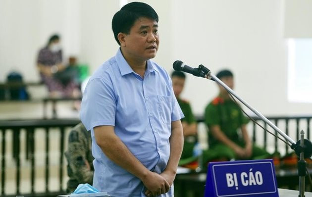 Để nắm được thông tin, tài liệu điều tra, ông Chung đề nghị Phạm Quang Dũng (cựu cán bộ Cục Cảnh sát kinh tế - C03, Bộ Công an) cung cấp. Dũng đã nhiều lần chiếm đoạt và cung cấp cho ông Chung các tài liệu thuộc danh mục bí mật nhà nước độ “Mật” liên quan đến vụ án Nhật Cường. Hai bị cáo là cấp dưới đã tham gia in, chỉnh sửa các tài liệu “Mật” cho ông Chung. TAND TP.Hà Nội xét xử và tuyên phạt ông Chung 5 năm tù về tội chiếm đoạt tài liệu bí mật nhà nước.