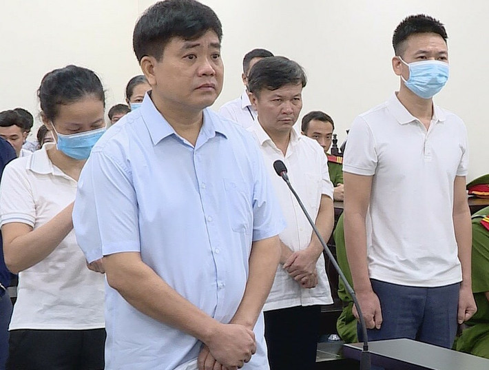Các bị cáo tại Công ty Đông Kinh cùng với Công ty Nhật Cường thiết lập “quân xanh” để thông thầu, sau khi trúng thầu lại chuyển nhượng trái phép cho nhau để hưởng lợi. Hành vi của các bị cáo đã làm sai lệch kết quả lựa chọn nhà thầu, gây thiệt hại cho Nhà nước hơn 26 tỷ đồng. Xét xử sơ thẩm, TAND TP Hà Nội tuyên phạt ông Chung 3 năm tù. Sau đó, bị cáo Chung kháng cáo. Tại phiên phúc thẩm tháng 7/2022, ông Chung nhận trách nhiệm; nộp gần 100 giấy khen, bằng khen và bản thân đang mắc bệnh hiểm nghèo… TAND cấp cao tại Hà Nội đã giảm án cho ông Chung còn 2 năm tù.