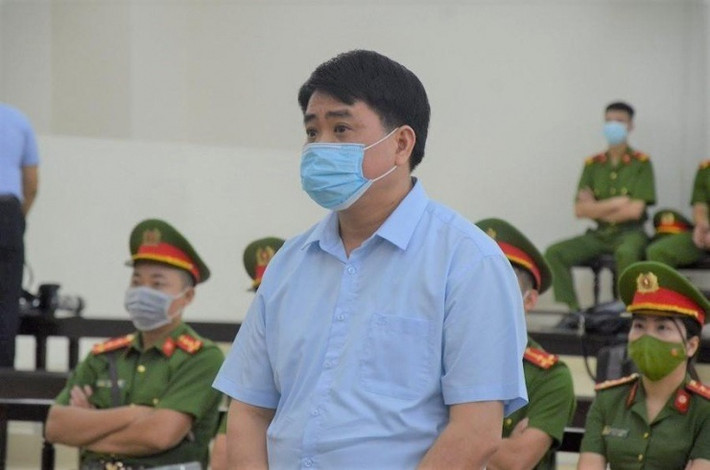 Vụ án can thiệp đấu thầu tại Sở KH&ĐT Hà Nội: Theo hồ sơ vụ án, gói thầu số hóa dữ liệu đăng ký doanh nghiệp do Sở KH&ĐT Hà Nội làm chủ đầu tư. Từ đề xuất của Bùi Quang Huy (Tổng giám đốc Công ty Nhật Cường, đang bị truy nã), ông Chung đã chỉ đạo cấp dưới tại Sở KH&ĐT dừng thầu trái quy định. Các bị cáo tại Sở KH&ĐT Hà Nội đã làm theo chỉ đạo của ông Chung, sửa đổi hồ sơ mời thầu, tạo lợi thế cho liên danh Đông Kinh - Nhật Cường trúng thầu.