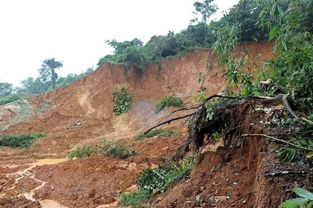 Sập mỏ vàng khiến 2 người chết và mất tích: Ngày 13/6/2022, tại mỏ vàng Pác Lạng, xã Đức Vân, huyện Ngân Sơn, tỉnh Bắc Kạn xảy ra vụ sạt lở nghiêm trọng khiến một người chết, một người mất tích. Nạn nhân tử vong là Long Phúc L. (SN 1989, thường trú tại xã Bằng Lãng, huyện Chợ Đồn, tỉnh Bắc Kạn). Người mất tích là anh Lường Minh Th. (SN 1975, thường trú tại tổ 2A, thị trấn Bằng Lũng, huyện Chợ Đồn, tỉnh Bắc Kạn). Cả hai nạn nhân đều là công nhân tại mỏ vàng Pác Lạng.