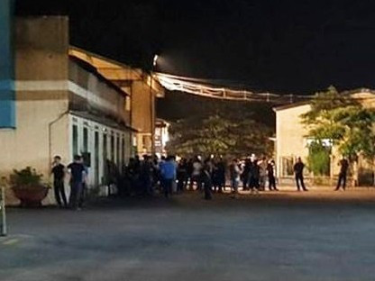 Lúc 20h10 cùng ngày, tất cả thi thể công nhân được đưa ra ngoài. Các nạn nhân gồm: L.H.N (SN 1993, xã Hồng Việt, Đông Hưng, Thái Bình); T.V.Đ (SN 1990, quê phường Vàng Danh, TP Uông Bí); N.Đ.T (SN 1988, quê xã Quỳnh Hội, Quỳnh Phụ, Thái Bình); P.T.D (SN 1987, quê quán phường Mạo Khê, thị xã Đông Triều, Quảng Ninh). Thông tin ban đầu, nguyên nhân sơ bộ là các nạn nhân bị than vùi lấp trong quá trình làm việc tại thượng số 3. (Ảnh Công ty Than Vàng Danh)