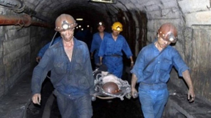 Tai nạn lao động khiến 1 thợ mỏ ở Quảng Ninh tử vong: Sáng 20/5, tại lò chợ mức -175 đến -130 của Phân xưởng Khai thác 3, Công ty Than Quang Hanh - TKV (TP. Cẩm Phả, Quảng Ninh) công nhân Vũ Đức H (SN 1980, thợ bậc 3/5) được phân công làm việc tại khu vực đầu lò chợ. Trong quá trình làm việc, anh H không may bị đá rơi vào người dẫn đến tử vong. (Ảnh minh họa)