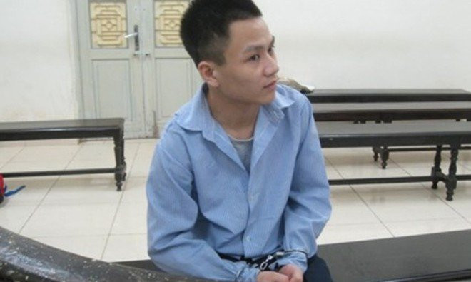 Ngày 26/5/2017, hơn 1 năm sau khi bị bắt về hành vi giết người, cướp tài sản, lừa đảo chiếm đoạt tài sản, TAND TP Hà Nội đưa Nông Văn Mạnh ra xét xử. Cáo trạng của Viện Kiểm sát cho thấy rõ sự hung bạo của đối tượng này. Tại phiên tòa, Hội đồng xét xử khẳng định, hành vi phạm tội của bị cáo là đặc biệt nguy hiểm đối với xã hội. Các hành vi ấy thể hiện rõ sự côn đồ, hung hãn, quỷ quyệt và mất hết tính người. Vì thế, khép lại phiên xử sơ thẩm, TAND TP Hà Nội quyết định tuyên phạt Nông Văn Mạnh mức án chung cho cả 3 tội danh là tử hình.