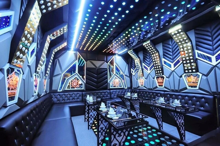 Theo hồ sơ vụ án, sáng 18/2/2023, chủ quán karaoke Bảo Trân ở thị trấn Chợ Chùa, huyện Nghĩa Hành, Quảng Ngãi phát hiện anh Lê Trung Hiếu (21 tuổi, nhân viên phục vụ quán) nằm bất tỉnh trên một phòng nghỉ của nhân viên trên tầng 3. (Ảnh minh họa, nguồn Internet)