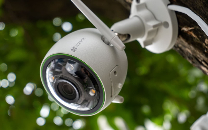 Trích xuất hình ảnh camera của quán cho thấy thời gian khoảng 3h ngày 18/2, một thanh niên trên tay cầm đèn pin và một vật không xác định đi từ cầu thang nhà xe lên tầng 3. Khoảng 10 phút sau, thanh niên này rời đi. Từ hình ảnh camera trên, lực lượng công an tập trung rà soát địa bàn huyện Nghĩa Hành. (Ảnh minh họa, nguồn Internet)